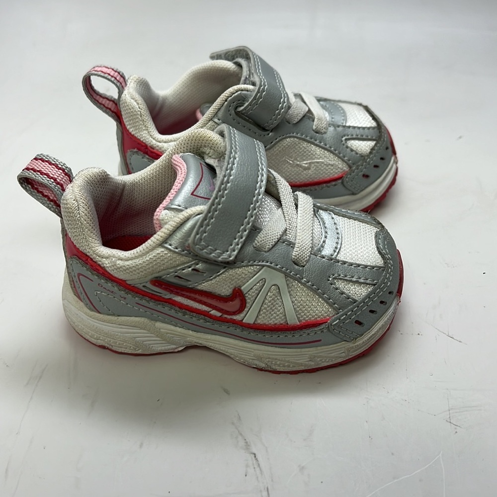 Toddler Girls Nike Sneaker Size 3 Pink/White/Silver - Picture 3 of 6